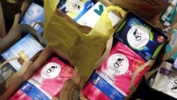 Tas produk perempuan amal "Girls Helping Girls Period" terlihat di South Orange, New Jersey, 6 Maret 2016. (Foto: REUTERS/Shannon Stapleton)