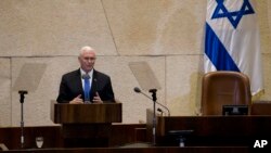 Američki potpredsednik Majk Pens u izraelskom parlamentu u Jerusalimu, 22. januar 2018. (AP Photo/Ariel Schalit, Pool)