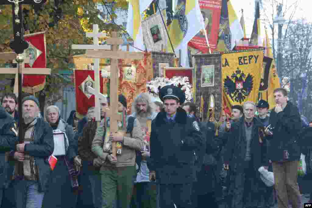 Одинокие участники «Русского марша» влились православный крестный ход