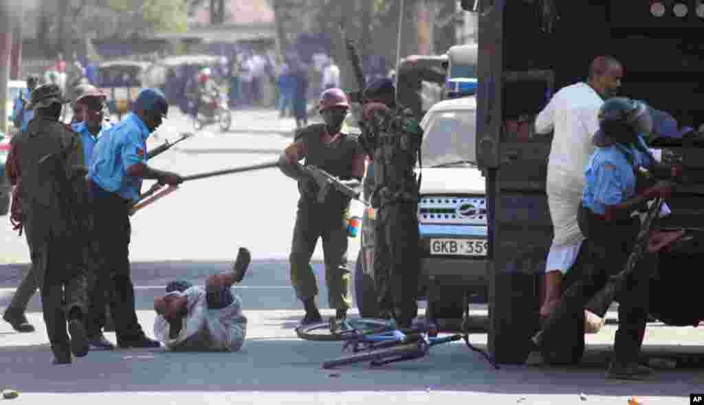 Polisi wampiga kijana aliyeanguka chini mbele ya Msiti Musa Mombasa
