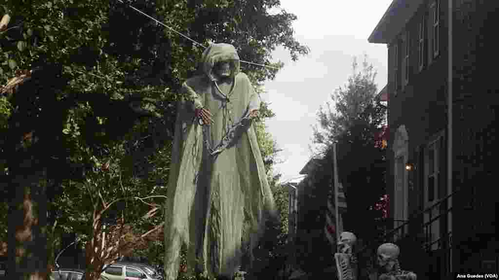 A "morte" suspensa por um fio num bairro de Virgínia. Decorações de Dia das Bruxas. Outubro 2017, EUA