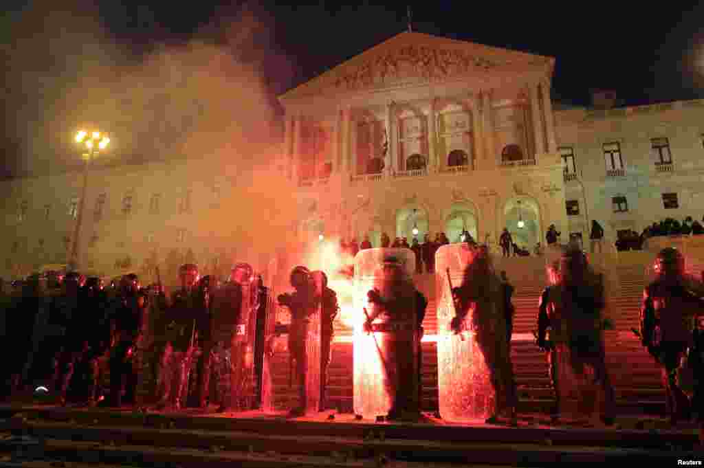 Polícia junto ao parlamento português durante manifestação anti-austeridade