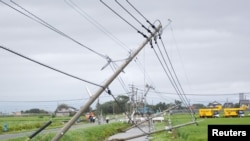 Angin kencang akibat topan goni melanda kota Kamimine, di wilayah Saga, Jepang hari Selasa (25/8). 