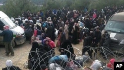 지난 3일 터키로 입국하기 원하는 시리아 난민들이 봉쇄된 국경 지역에서 대기하고 있다. (자료사진)