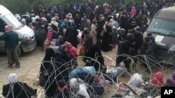 Sirijci čekaju na granici sa Turskom