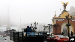 1月23日，乌克兰军车行驶在基辅独立广场大街上。
