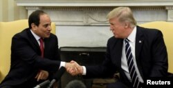도널드 트럼프(오른쪽) 미국 대통령이 3일 백악관 집무실(오벌 오피스)에서 압델 파타 엘시시 이집트 대통령을 만나 악수하고 있다.