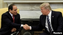 도널드 트럼프 미국 대통령(오른쪽)과 압델 파타 엘시시 이집트 대통령이 3일 백악관에서 만나 악수하고 있다. 