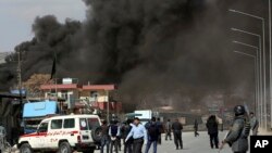 Pembom bunuh diri Taliban menyerang markas polisi distrik di Kabul barat, Rabu (1/3) menewaskan sedikitnya 16 orang. 