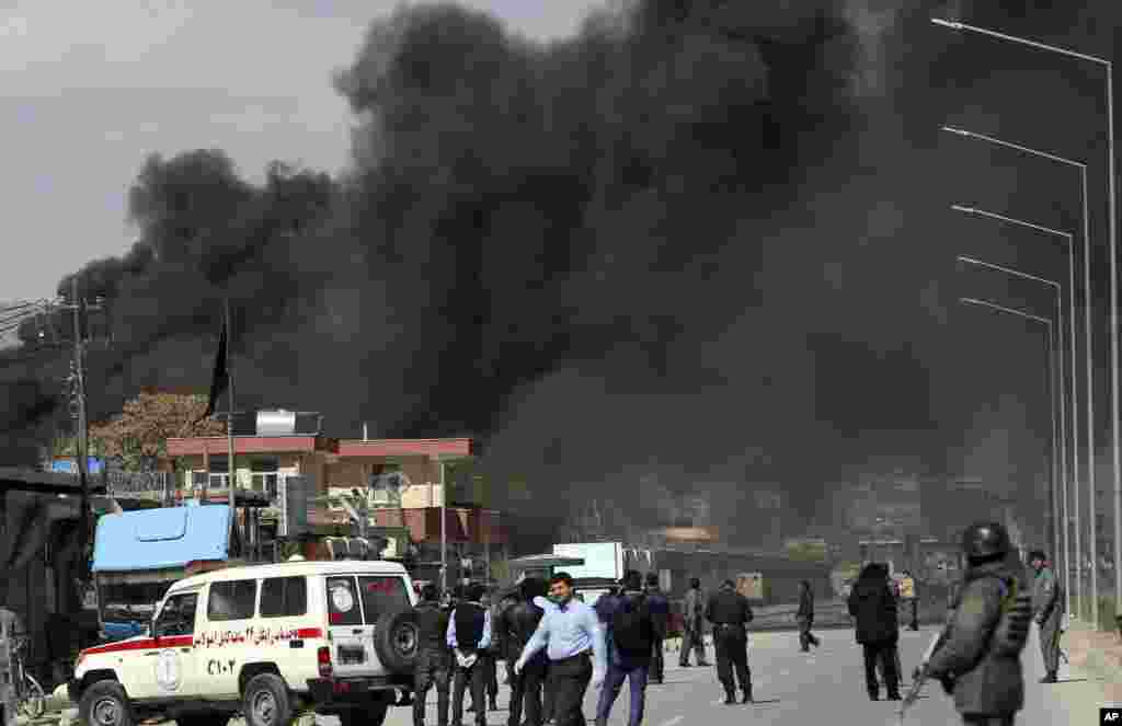 دو بمب گذاری انتحاری طالبان در کابل، پایتخت افغانستان. در این حمله دست کم ۱۵ نفر کشته و دها نفر دیگر زخمی شدند.