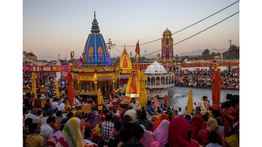 Umat berkumpul untuk berdoa di tepi sungai Gangga saat berlangsungnya Kumbh Mela (Festival Pitcher) di tengah pandemi COVID-19, di Haridwar, India, 10 April 2021. (REUTERS / Danish Siddiqui)