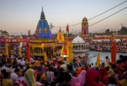 Orang-orang berkumpul di tepi sungai Gangga selama Kumbh Mela, atau Festival Pitcher, di tengah penyebaran COVID-19, di Haridwar, India, 10 April 2021. (Foto: REUTERS/Danish Siddiqui)