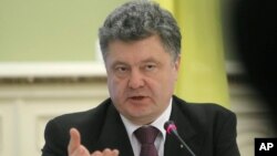 El presidente ucraniano, Petro Poroshenko, dijo que las negociaciones se celebrarán en la capital bielorrusa de Minsk.