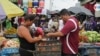 Nicaragüenses compran en el mercado oriente, uno de los más grandes de Centroamérica. [Foto: Archivo/VOA].