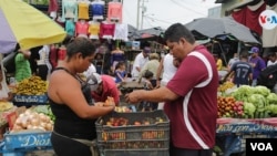 ARCHIVO - Los precios de los alimentos han experimentado subidas que superan el 10% en algunos países de Latinoamérica desde que comenzó el encarecimiento post pandemia, esto dificulta la cobertura de la canasta básica para millones de familias en la región. 