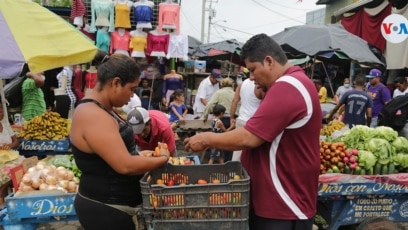 Nicaragüenses compran en el mercado oriente, uno de los más grandes de Centroamérica. [Foto Houston Castillo/VOA].