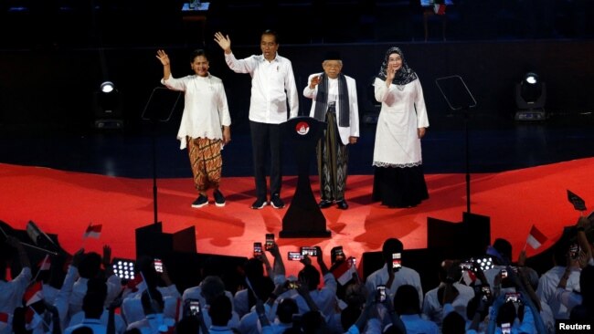 Presiden Joko Widodo & ibu negara Iriana, serta Wapres Terpilih KH Ma'ruf Amin dan istri, menyapa relawan pada acara "Visi Indonesia" di Sentul International Convention Center (SICC), Bogor, Jawa Barat Minggu (14/7).