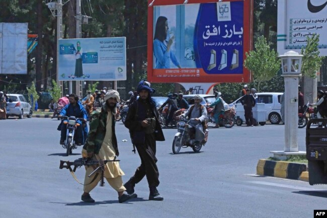 طالبان جنگجو ہرات شہر کی سڑکوں پر بے خوف پھر رہے ہیں۔
