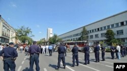 Policija obezbedjuje zgradu Vlade Vojvodine, na Bulevaru Mihajla Pupina u Novom Sadu, kako bi poljoprivrednicima bio onemogućeno da traktorima nastave povremeno da blokiraju saobraćajnice i mostove u Novom Sadu.