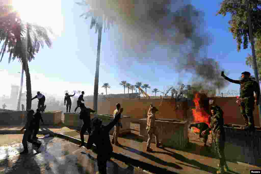 Miembros de las Fuerzas de Movilización Popular iniciaron este martes por la mañana un asalto a la embajada de Estados Unidos en Bagdad para condenar los ataques aéreos de Washington en el que murieron 25 personas (Foto: Reuters/Thaier al-Sudani)