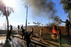 Seguidores de la milicia chií en Irak asaltaron la embajada de EE.UU. en Bagdad.