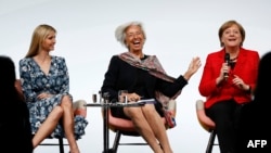 Ivanka Trump, fille du président Donald Trump, Christine Lagarde, directrice du FMI, et Angela Merkel, chancelière allemande, au sommet du W20, Berlin, le 25 avril 2017. ( AFP PHOTO / Odd ANDERSEN)