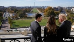 Paul Ryan offrant, à partir de son balcon, une vue de Washington à Melania et à Donald Trump, Washington D.C., le 10 novembre 2016. (REUTERS/Joshua Roberts) 