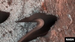 Kamera HiRISE di pesawat Mars Reconnaissance Orbiter milk NASA mengambil gambar bukit pasir di Mars guna menganalisa erosi dan pergerakan material di permukaan planet itu. (Foto: NASA/JPL-Caltech/University of Arizona)