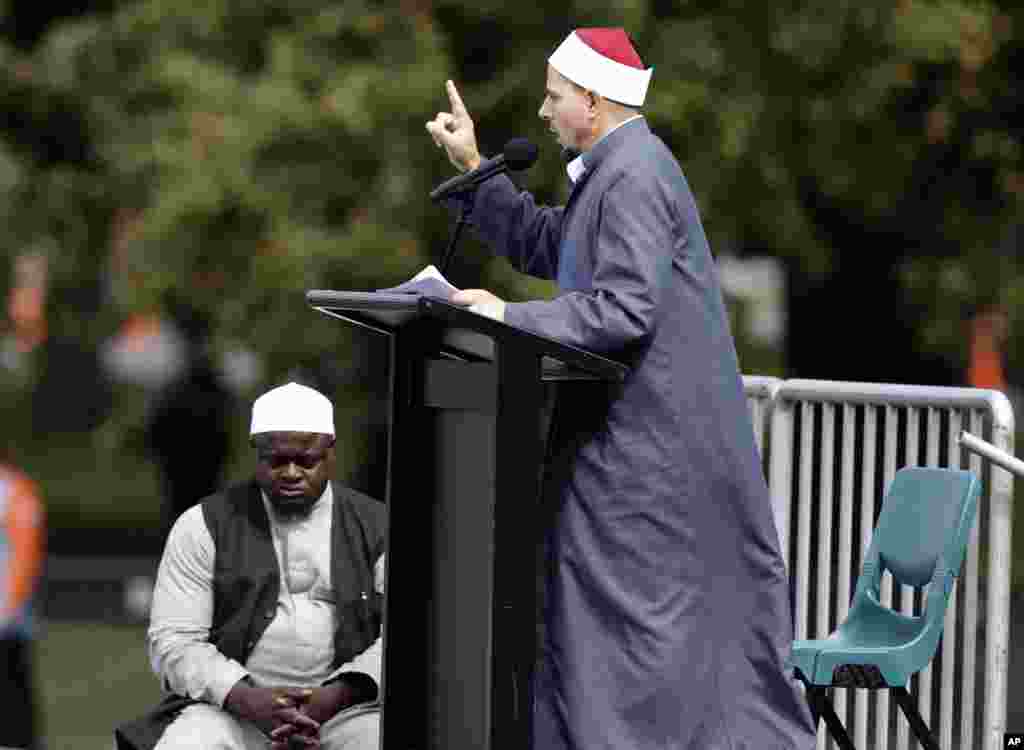 امام کمال فودا، ہیگلے پارک کے جمعے کے اجتماع میں خطبہ دے رہے ہیں۔&nbsp;