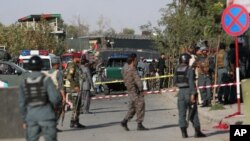 مقامات وزارت دفاع افغانستان می گوید که انفجار اولی در نزدیکی پل یک پیسه‌گی در نزدیک محوطه وزارت دفاع به وقوع پیوسته است