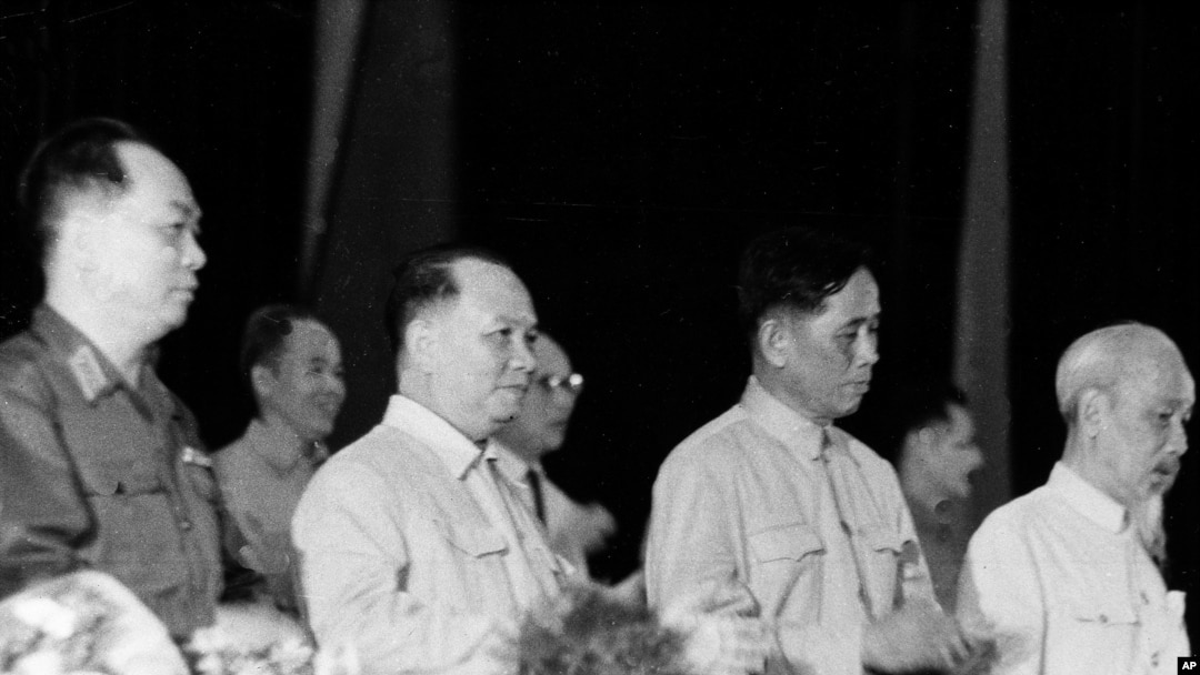 Hà Nội, 1966. Hình minh họa. Hồ Chí Minh (bìa phải), "người nổi lửa nhưng bất an vì viễn cảnh"; và Lê Duẩn (thứ hai từ phải), "đưa đến thống nhất nhưng tạo khủng hoảng toàn diện."