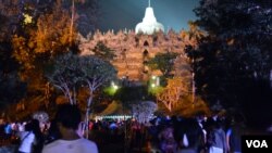 Lebih dari 10-ribu ummat Budha ditambah para pengunjung berdesakan menuju altar utama candi Borobudur di Magelang, Jawa Tengah Selasa malam, 2 Juni 2015 (foto: VOA/Munarsih).