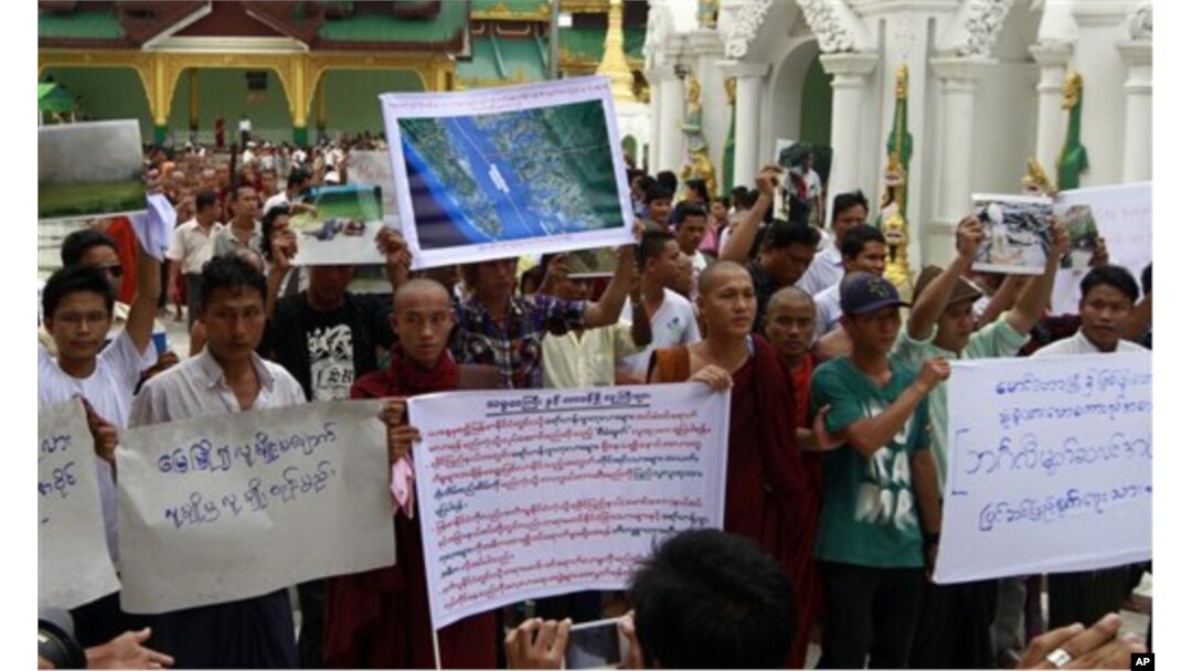 Biksu Buddha dan warga etnis Rakhine menggelar doa untuk seorang gadis yang terbunuh dan para korban kerusuhan di Pagoda Shwedago, Yangon (Rangun), Burma (10/6).