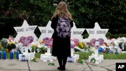 Una persona observa las Estrellas de David colocadas frente a la sinagoga Tree of Life (Árbol de la Vida), escritas con los nombre de las víctimas del letal tiroteo del sábado en Pittsburgh, Pensilvania. Oct. 29 de 2018.