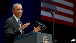 صدر اوباما ہنوئی میں نیشنل کنوینشن سینٹر میں خطاب کر رہے ہیں۔