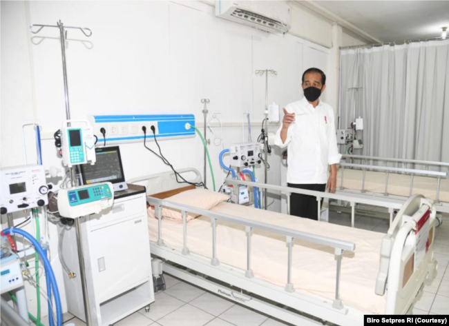 Presiden mengatakan RS Darurat Wisma Haji digunakan untuk menampung pasien COVID-19 dengan gejala sedang hingga berat. (Foto: Courtesy/Biro Pers)