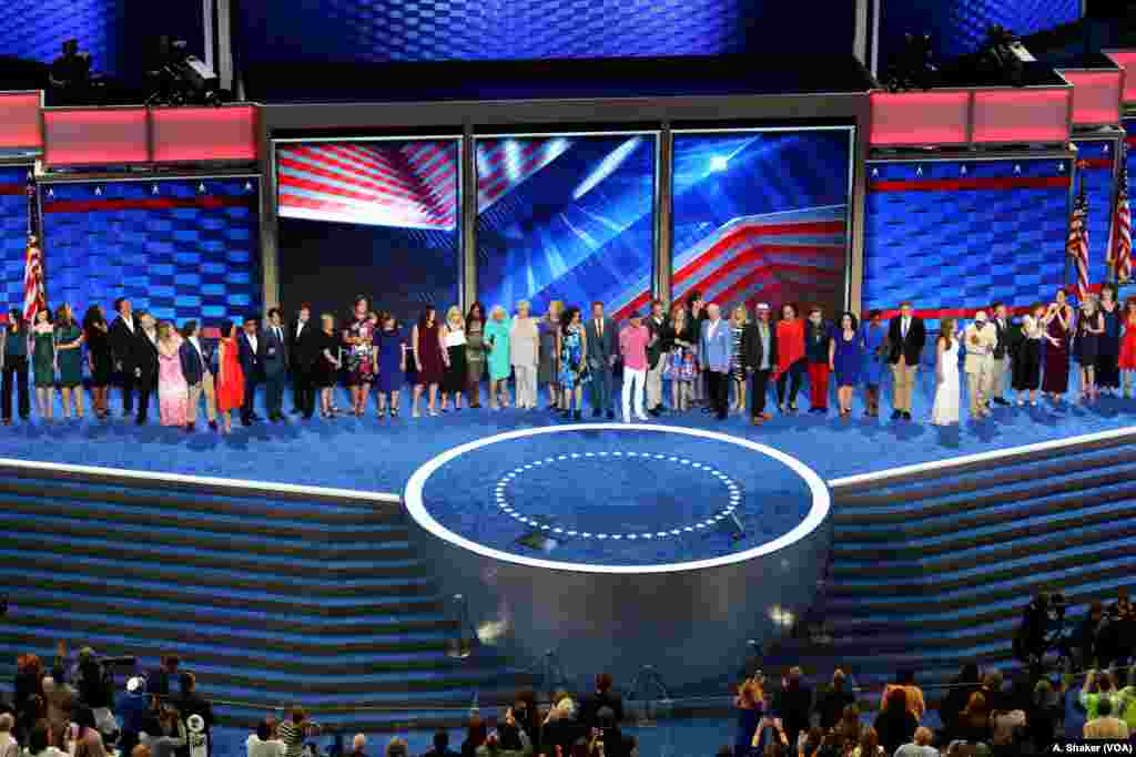 Broadway stars sing “What the World Needs Now” on the stage of the Democratic National Convention in Philadelphia, July 27, 2016. (A. Shaker/VOA)