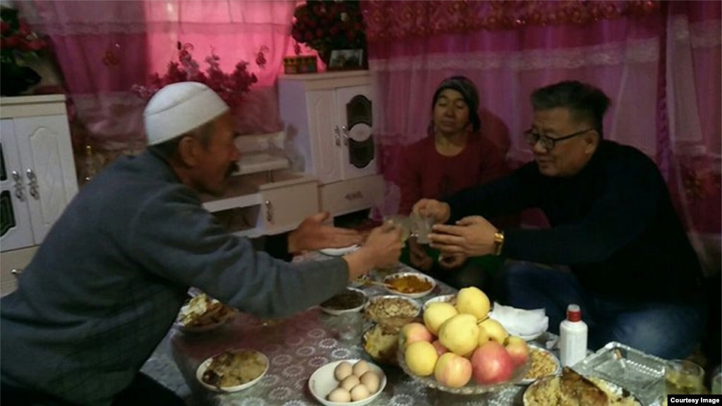 让维吾尔人抽烟和喝酒是一项忠诚度测试(白道仁提供）(photo:VOA)