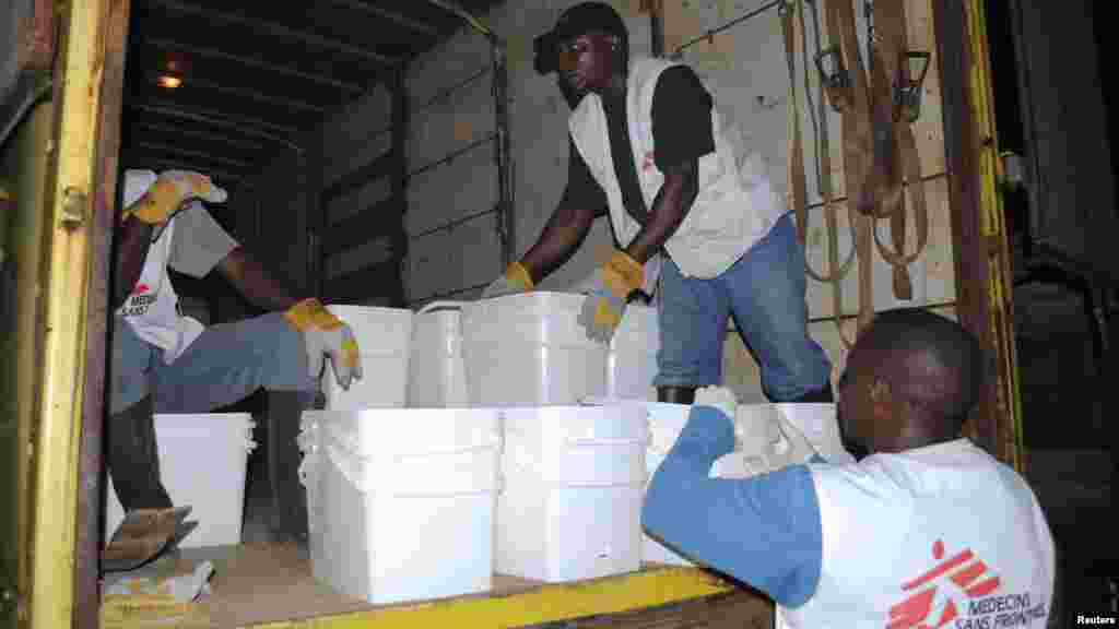 Des travailleurs de l&#39;ONG internationale Médécins Sans Frontières font du porte-à-porte, distribuant des trousses du désinfectant pour prévenir Ebola à Monrovia, Liberia, le 20 octobre 2014. 