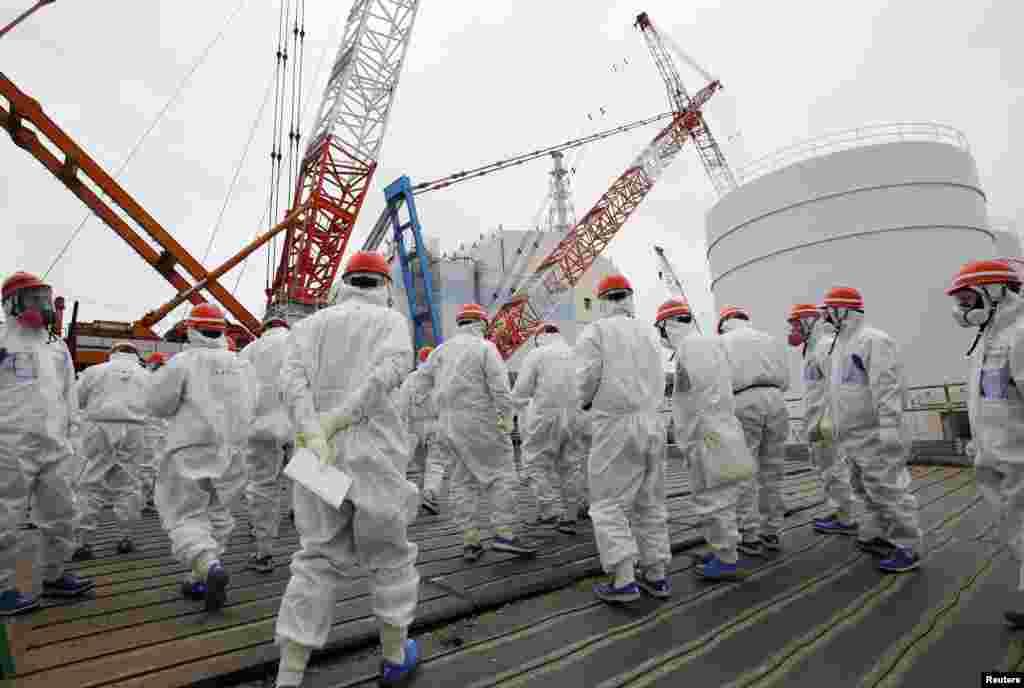 انجینیئرز کا کہنا ہے کہ فوکوشیما کے جوہری پلانٹ کو غیر موثر بنانے اور ہٹانے کے لیے تقریباً چار دہائیاں لگ سکتی ہیں۔ 