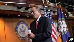 Ketua Kongres John Boehner dari Partai Republik meninggalkan konferensi pers di Capitol Hill Kamis 12/12/2013. Kongres menyetujui RUU untuk mendanai pemerintah federal selama dua tahun menghindari ancaman berulangnya penutupan pemerintah. 