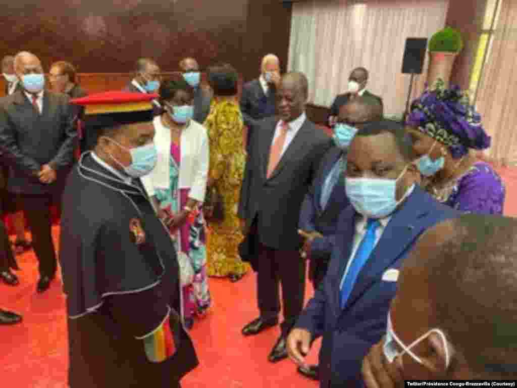 Bato baike na milulu mya bopesa président Denis Sassou N'Guesso palata ya Docteur Honoris Causa ya Université Marien N'Gouabi na Brazzaville, 12 novembre 2020. (Twitter/Présidence Congo-Brazzaville)