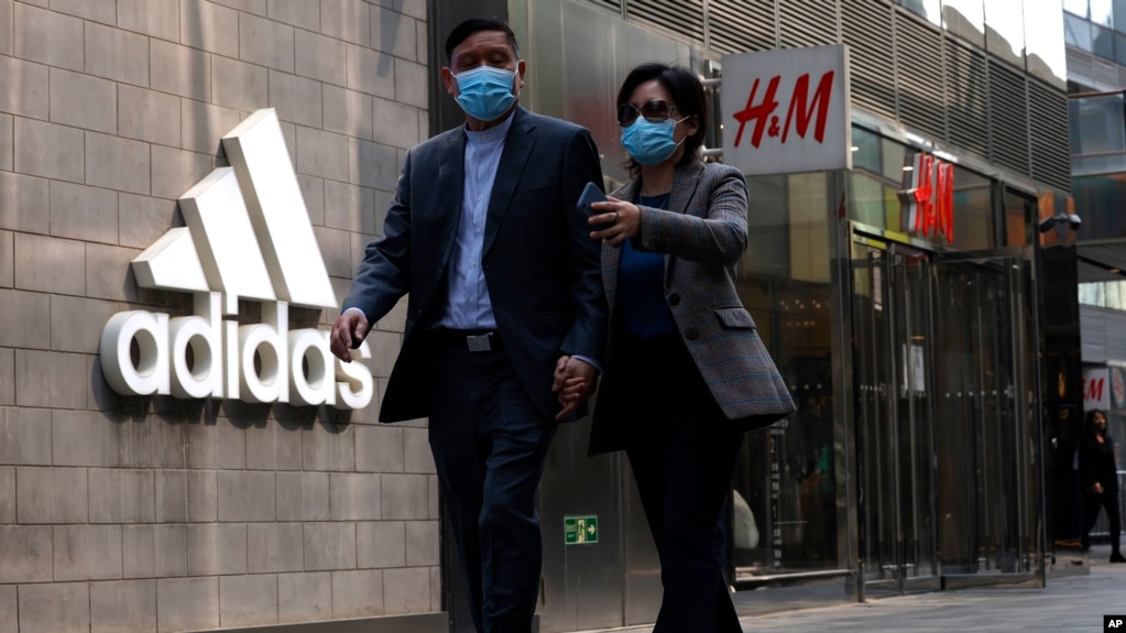 北京商场的阿迪达斯和H&M专卖店（2021年3月25日）(photo:VOA)