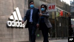 北京商场的阿迪达斯和H&M专卖店（2021年3月25日）