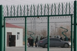 2018年12月3日居民在中国西部新疆地区阿图克斯市昆山工业园的阿图克斯市职业技能培训中心(集中营)内排队。