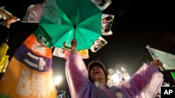 A supporter of Taiwan's Democratic Progressive Party cheers for the presidential candidate Tsai Ing-wen, during the final gathering before voting day in Taipei, Taiwan, Jan. 15, 2016. 