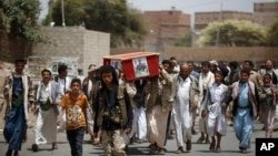 Pemberontak Houthi memakamkan rekan mereka yang tewas akibat serangan udara Saudi di Sana'a, Yaman hari Minggu (7/6).