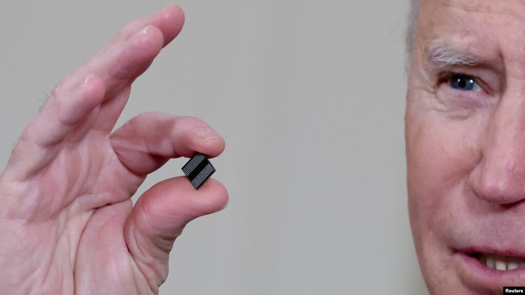资料照片：美国总统拜登在白宫介绍美国半导体产业面临的挑战时手中拿着一个芯片（2021年2月24日）(photo:VOA)