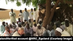 Les notables du village de Monguro parlent des craintes des violences relatives à Boko Haram, Nigeria, 11 octobre 2017. (Twitter/Jan Egeland‏Verified account @NRC_Egeland)