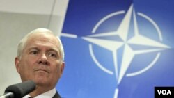 Menteri Pertahanan AS Robert Gates mengadakan jumpa pers pasca-pertemuan menteri-menteri pertahanan NATO di Brussels.